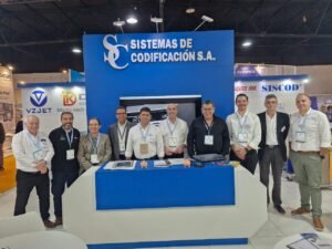 Equipo de especialistas de SISCOD® durante una exposición industrial.